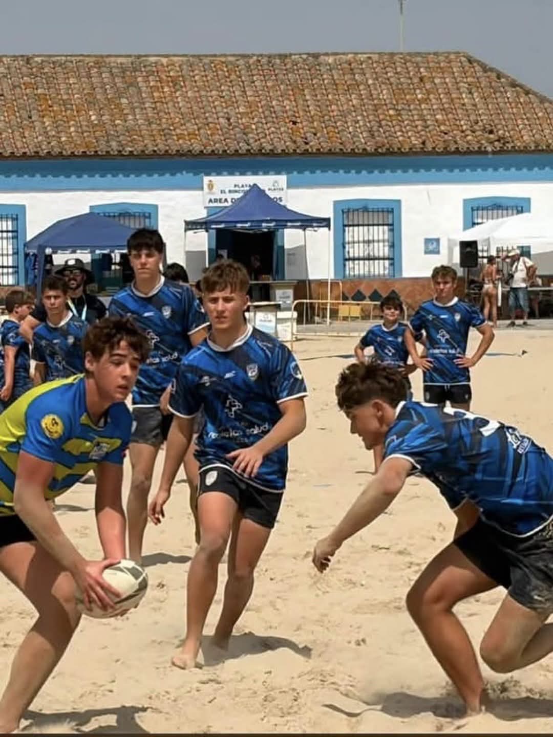 Rugby playa: el M16 en acción en la arena.