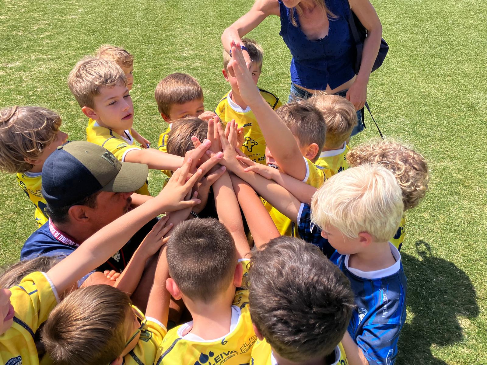 Piña de equipo antes de saltar al campo.