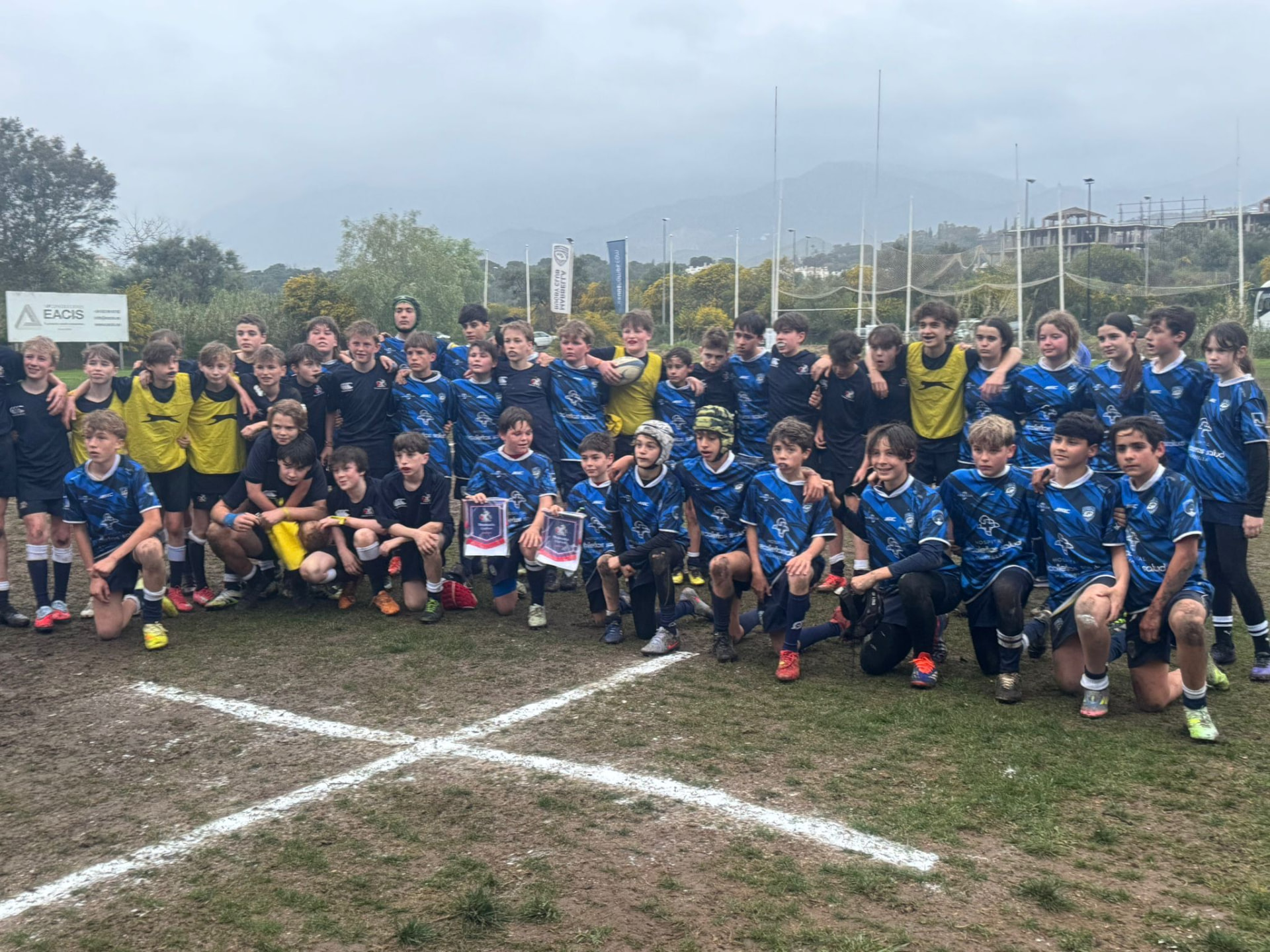 Foto de familia con el equipo rival tras el partido en el Campo Roberto Osborne