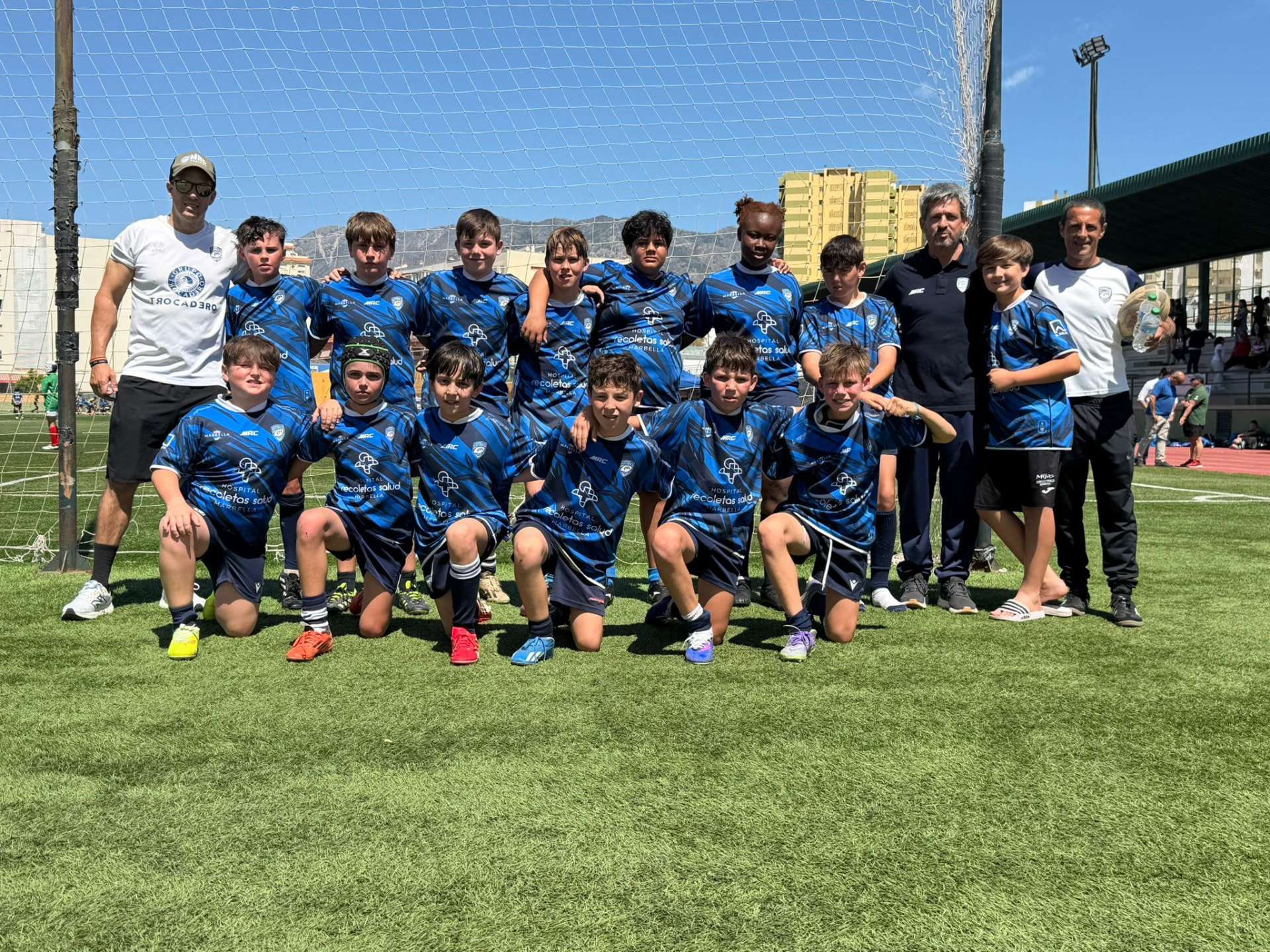 Foto de equipo con el staff antes del partido