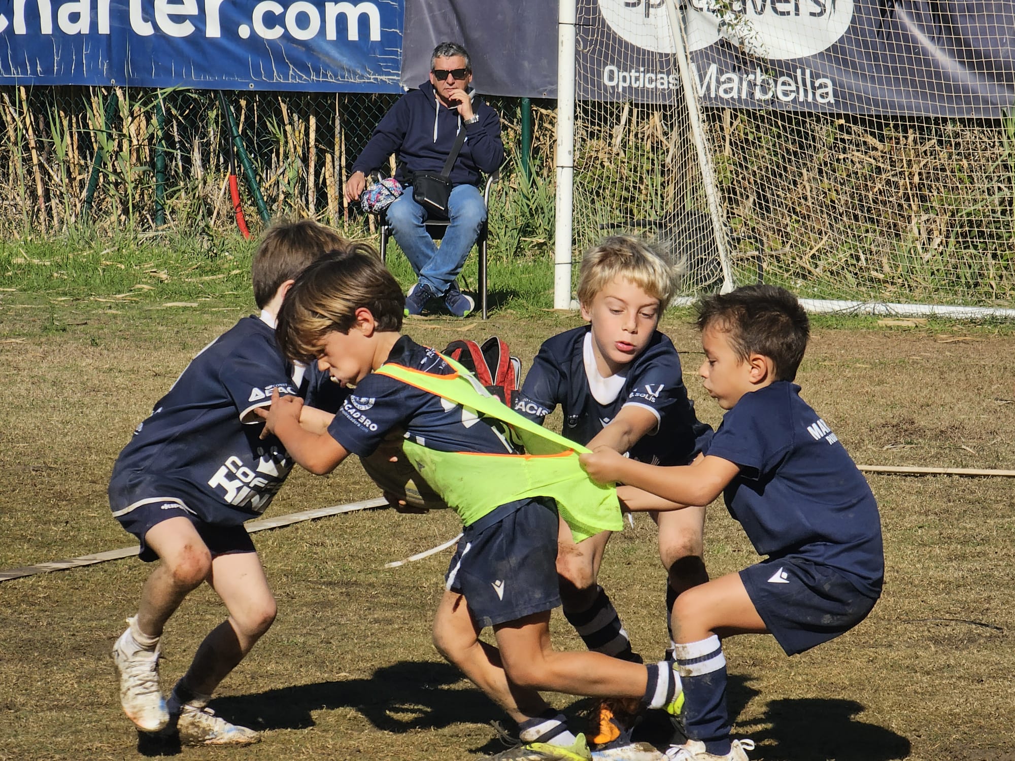 Disputa del testigo en pleno partido de tag rugby
