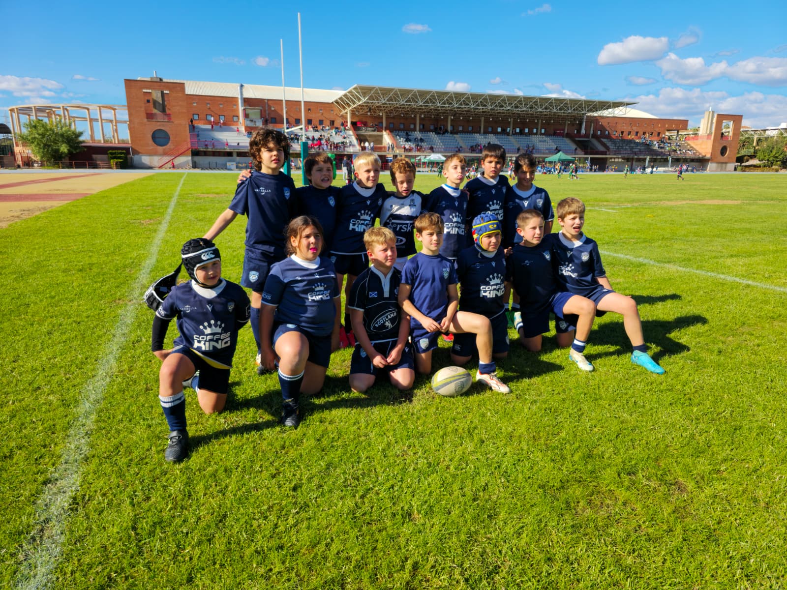 Equipo M10 posando en el campo antes de un torneo
