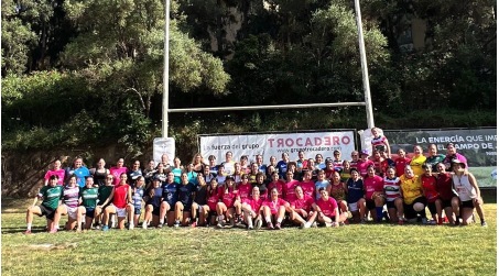 La sección femenina reunida en el campo, con la presencia del grupo Trocadero.