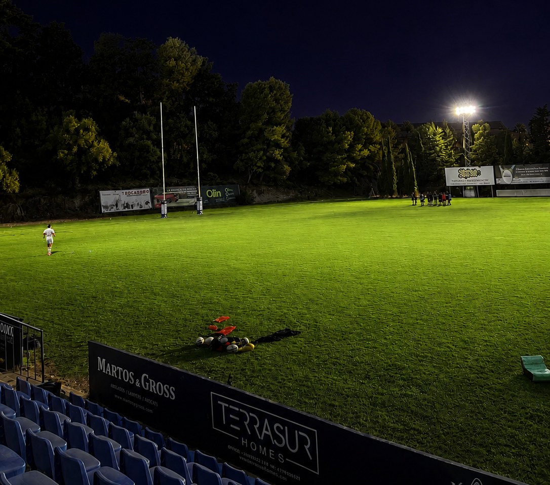 Campo iluminado de noche