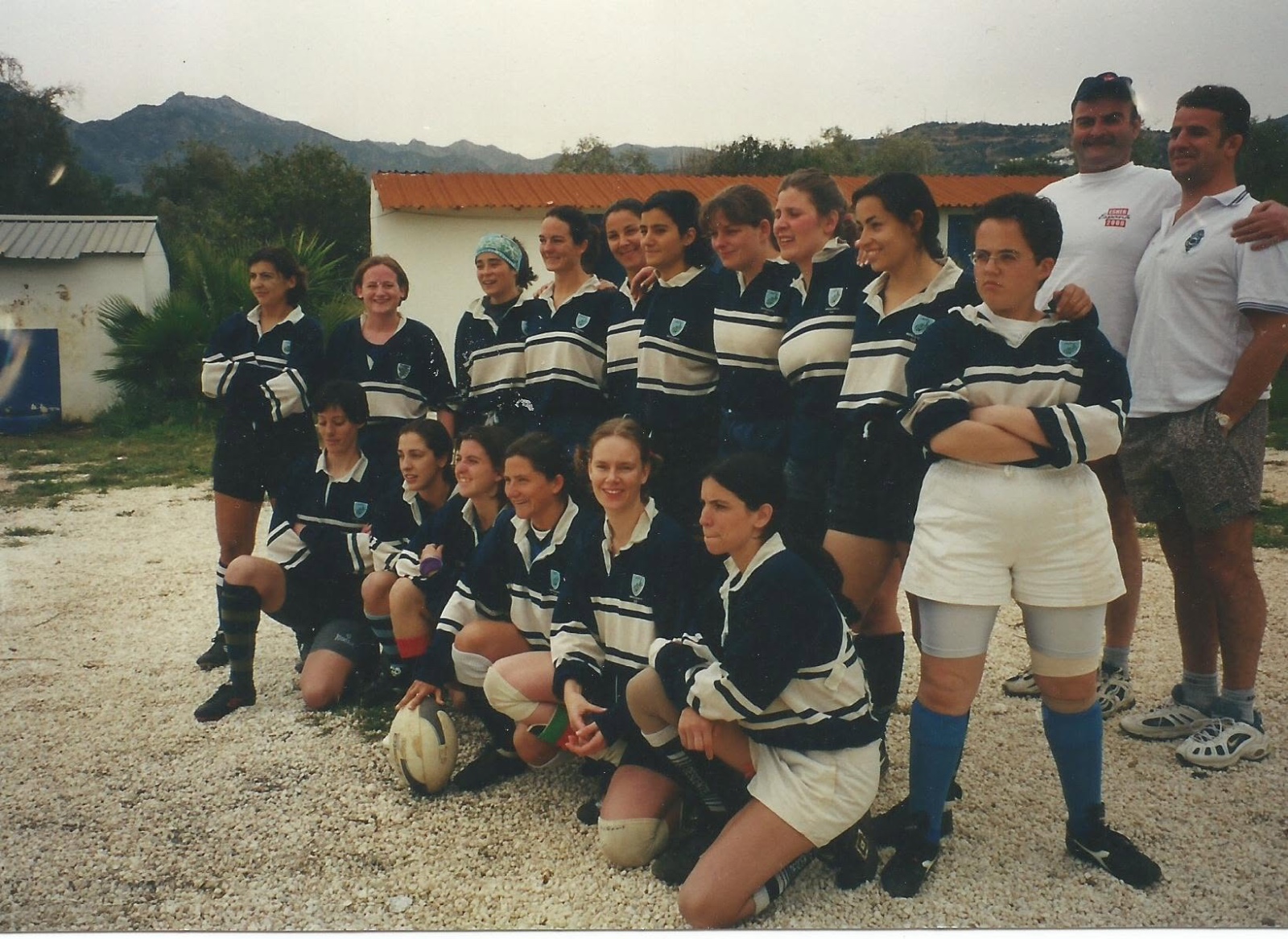 El equipo femenino de los orígenes, en el viejo campo de Marbella.