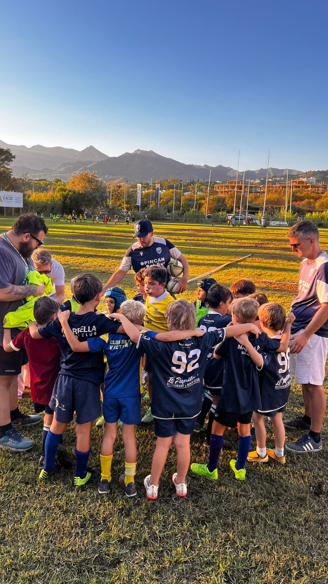 Piña de M8 con el cuerpo técnico al final del entrenamiento