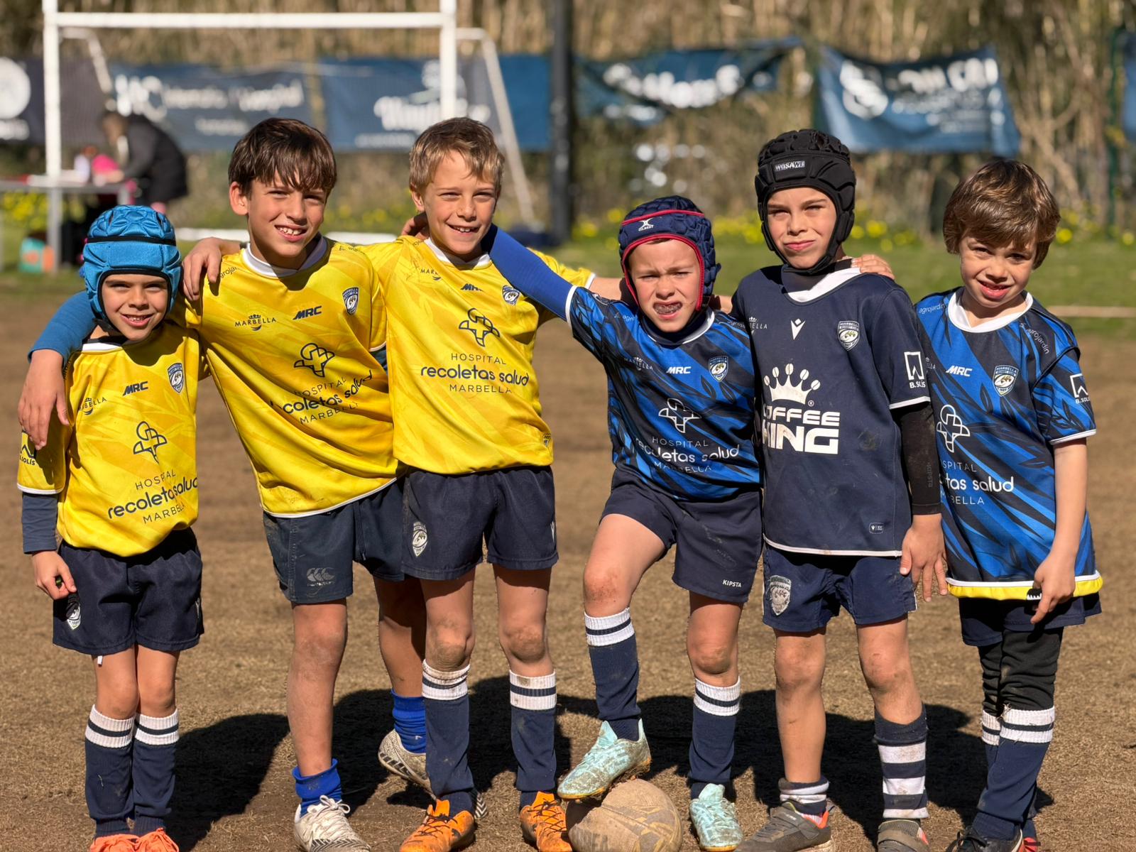 El equipo M8 posando antes de un partido